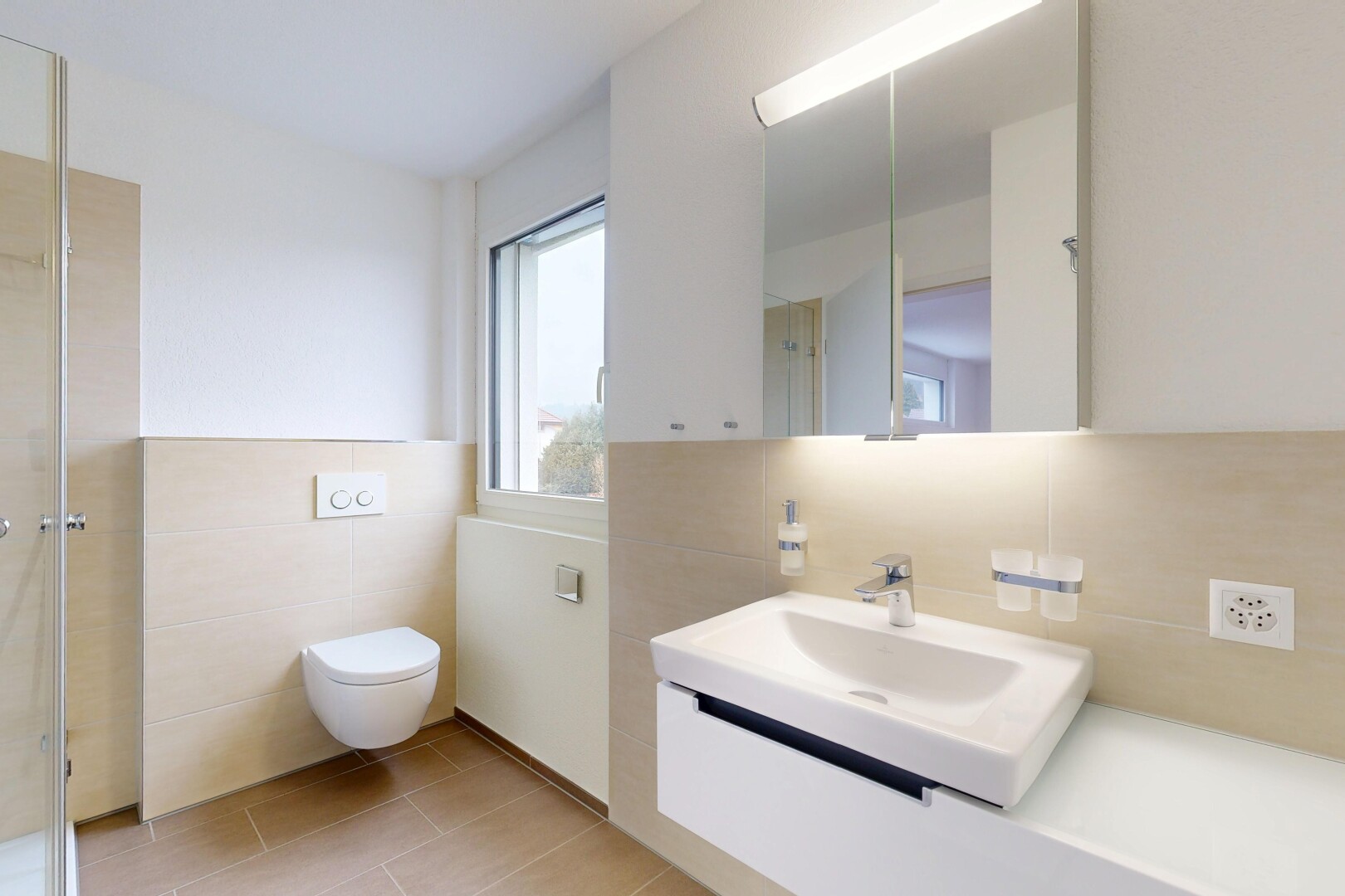 salle de bains avec mur en carrelage, tile wall, salle de bain complète, miroir, et lavabo (ou coiffeuse selon le contexte)