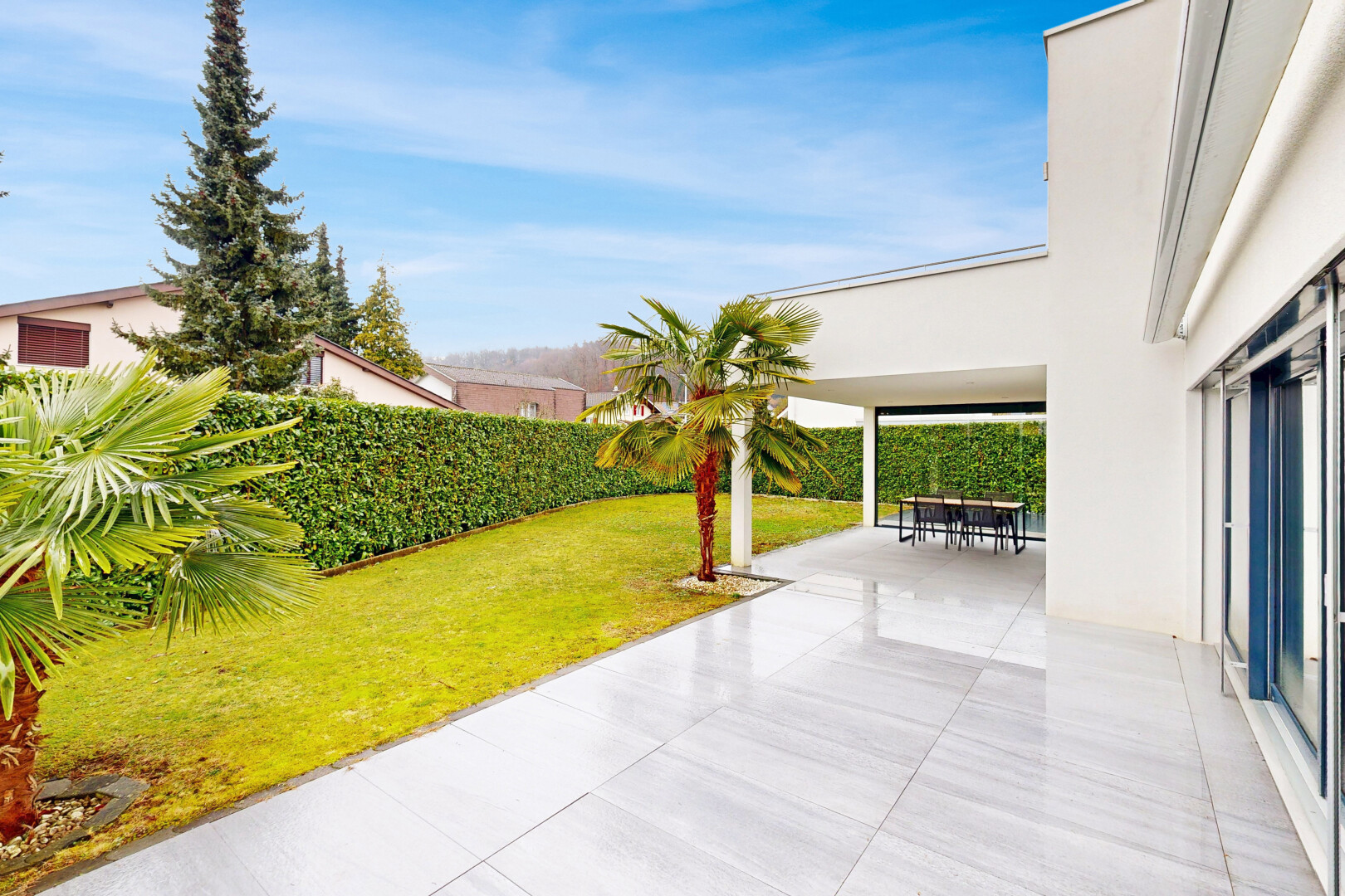 terrasse avec pelouse, coin repas extérieur, from property, terrasse, et day time
