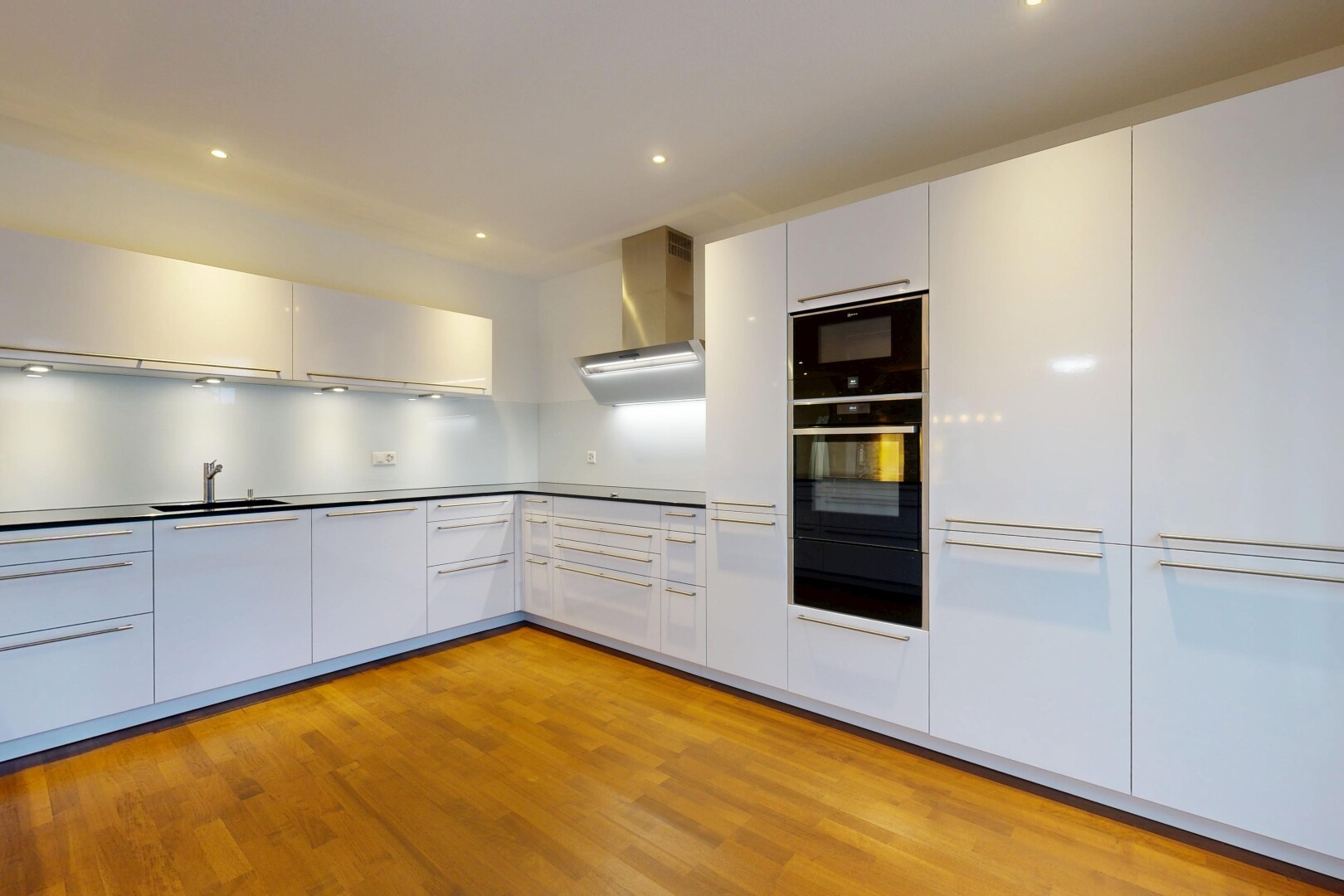 cuisine avec flat panel cabinets, armoires à panneau plat, white cabinets, armoires blanches, et recessed lighting