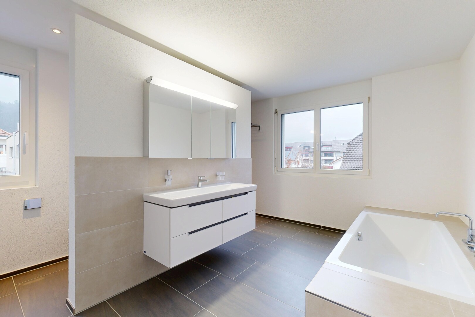 salle de bains avec salle de bain complète, tile floor, sol en carrelage, lavabo (ou coiffeuse selon le contexte), et bain