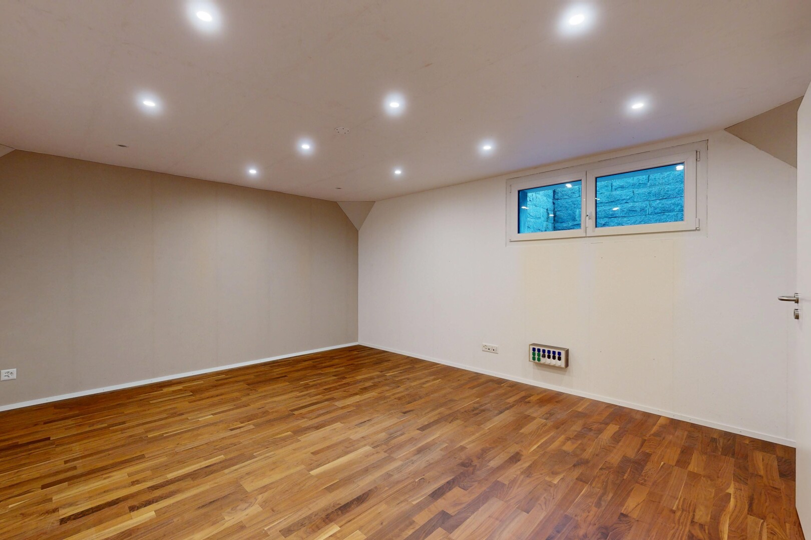 pièce vide avec éclairage encastré, recessed lighting, sol en finition bois, wood finish floor, et cloison sèche