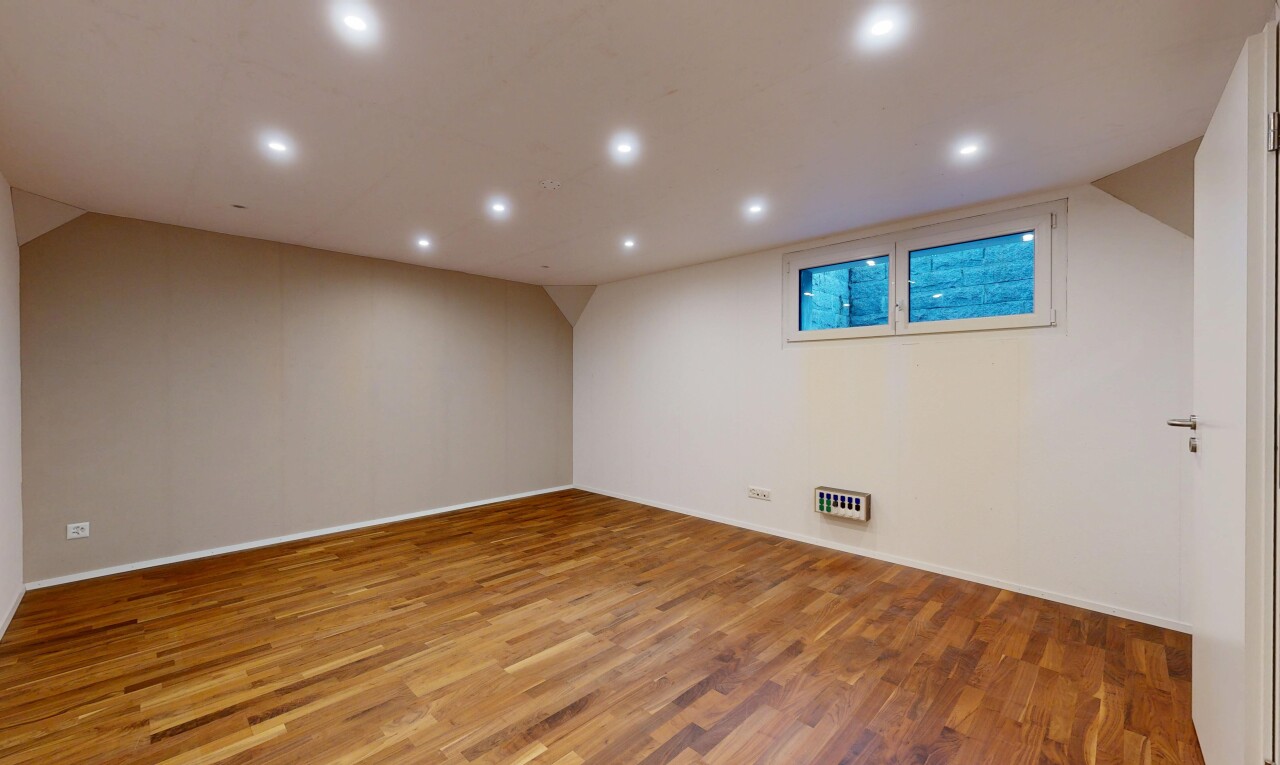 pièce vide avec éclairage encastré, recessed lighting, sol en finition bois, wood finish floor, et cloison sèche
