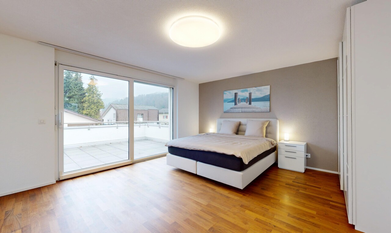 chambre avec accès à l'extérieur, sol en finition bois, wood finish floor, cloison sèche, et drywall