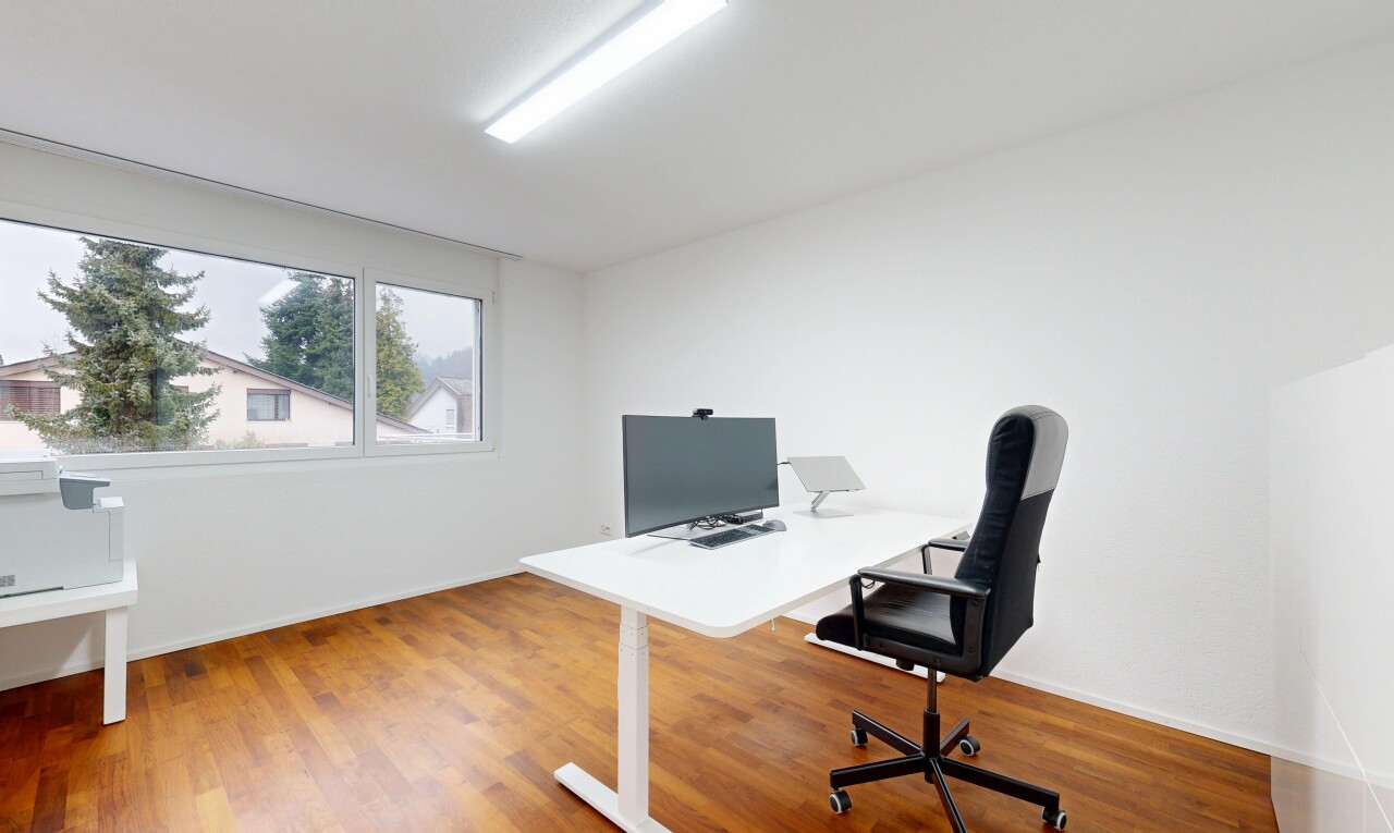 bureau avec télévision, lumière naturelle, natural light, espace bureau, et sol en finition bois