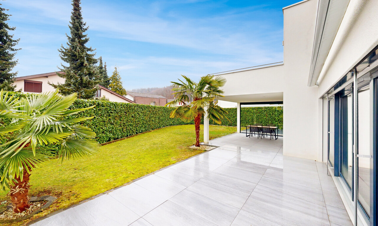 terrasse avec pelouse, coin repas extérieur, from property, terrasse, et day time