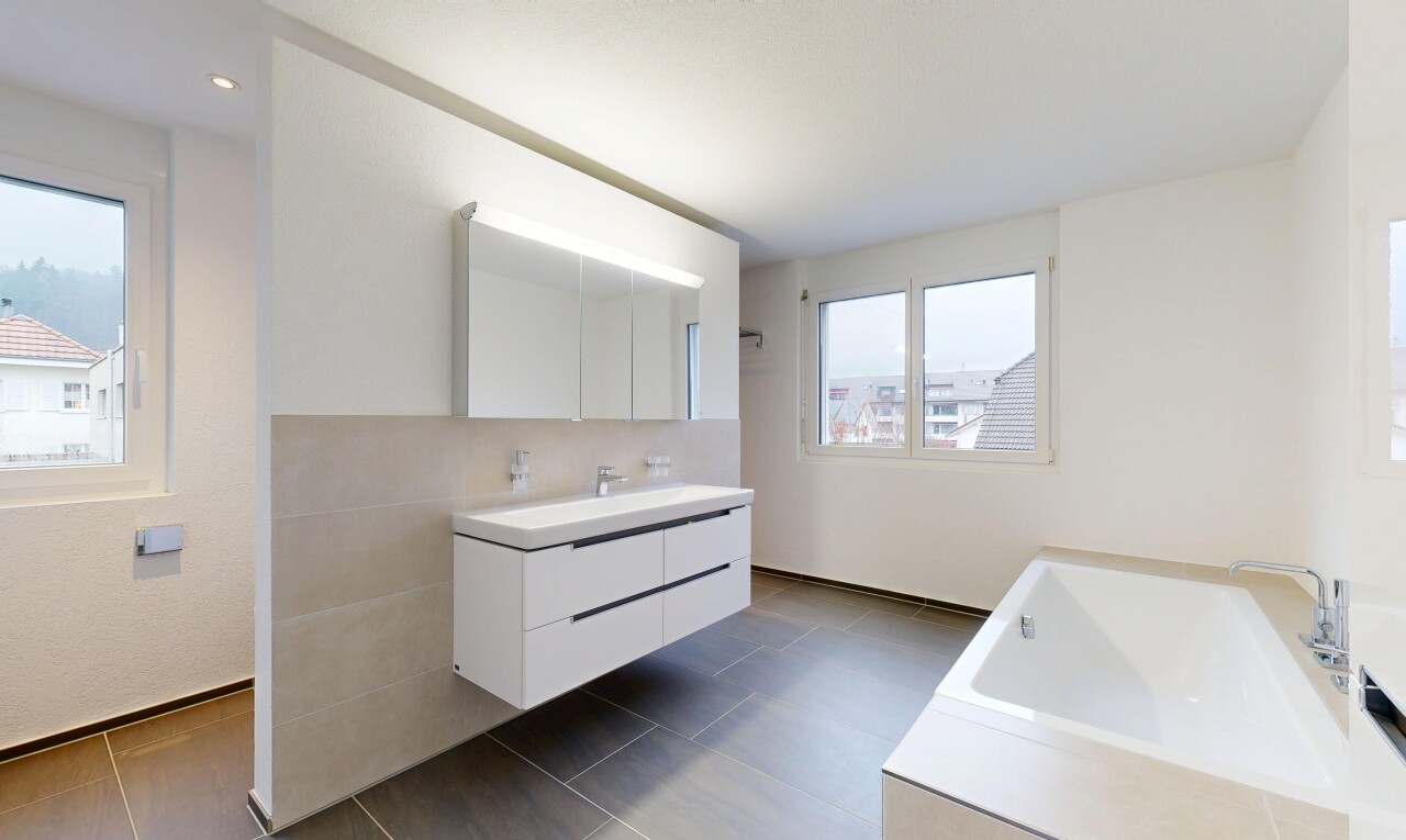 salle de bains avec salle de bain complète, tile floor, sol en carrelage, lavabo (ou coiffeuse selon le contexte), et bain