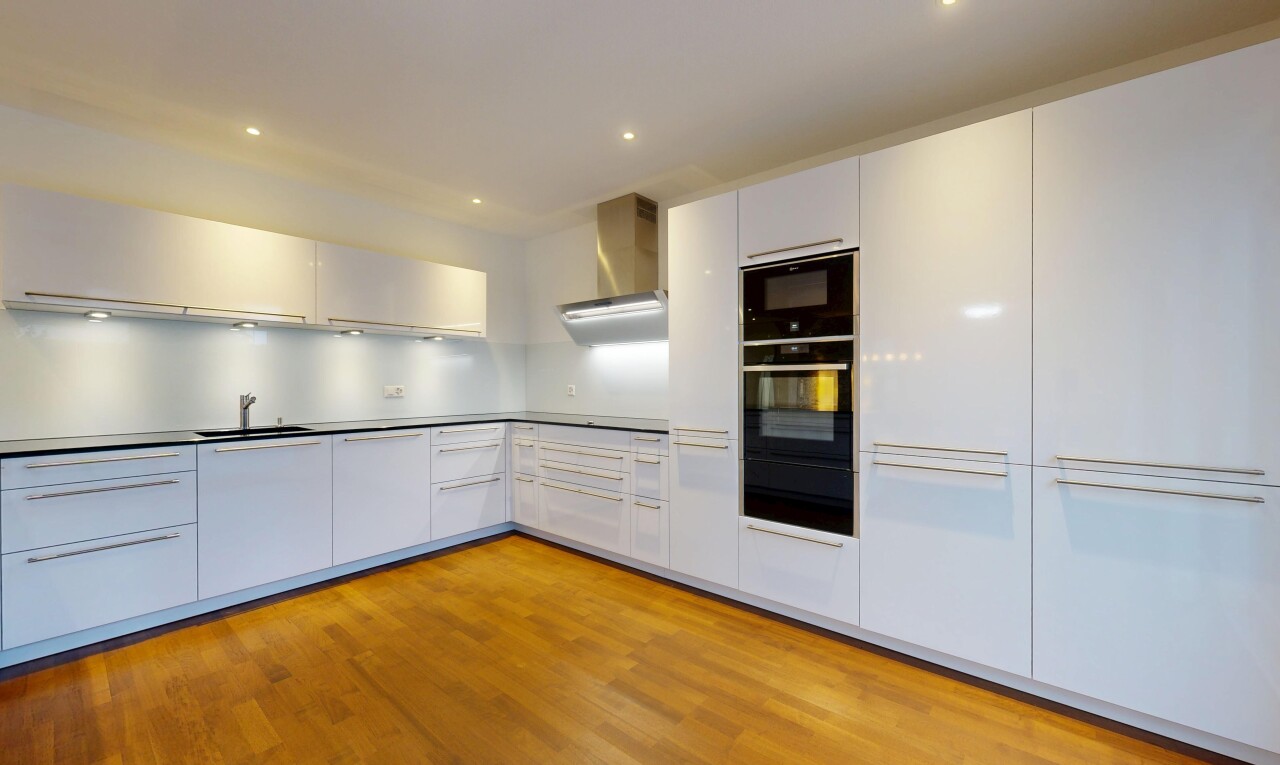 cuisine avec flat panel cabinets, armoires à panneau plat, white cabinets, armoires blanches, et recessed lighting