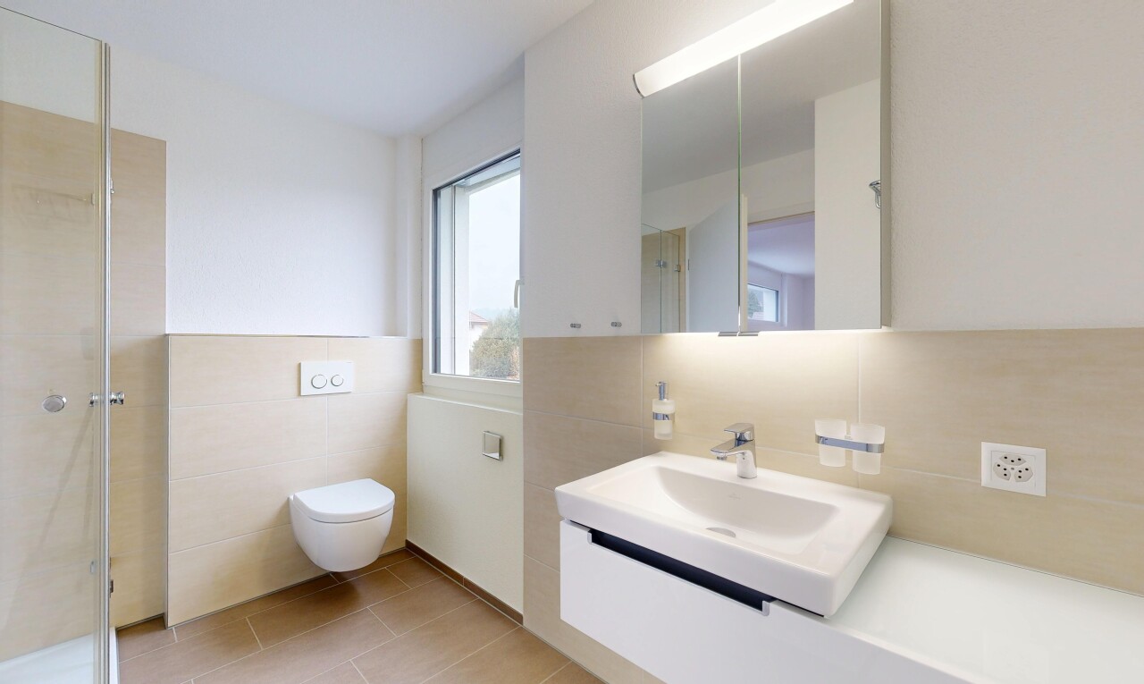 salle de bains avec mur en carrelage, tile wall, salle de bain complète, miroir, et lavabo (ou coiffeuse selon le contexte)
