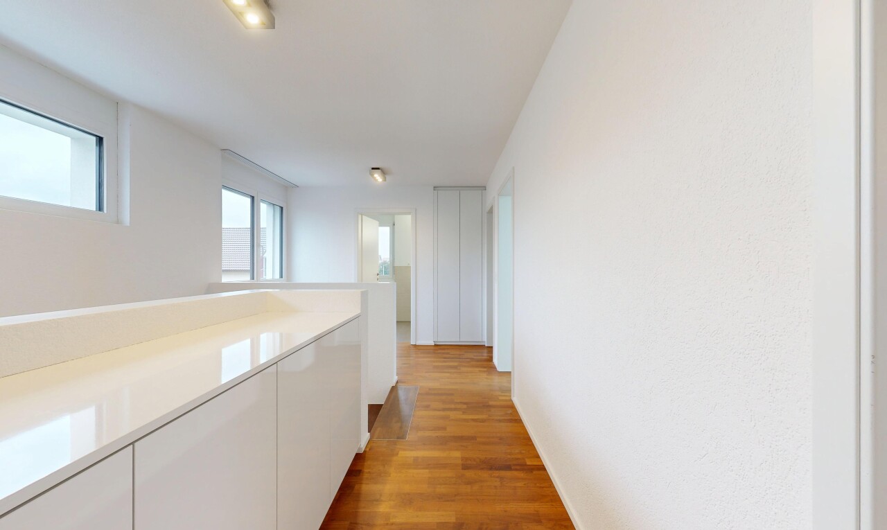 couloir avec sol en finition bois, wood finish floor, lumière naturelle, natural light, et inside property