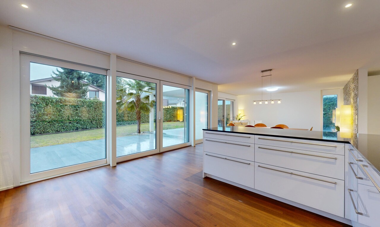 cuisine avec dark countertops, armoires blanches, white cabinets, péninsule de cuisine, et kitchen peninsula