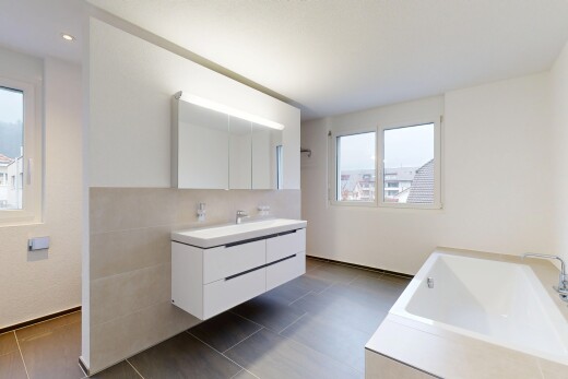 salle de bains avec salle de bain complète, tile floor, sol en carrelage, lavabo (ou coiffeuse selon le contexte), et bain