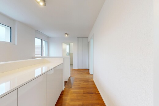 couloir avec sol en finition bois, wood finish floor, lumière naturelle, natural light, et inside property