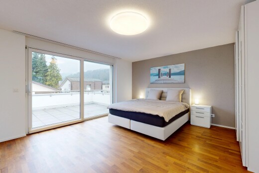 chambre avec accès à l'extérieur, sol en finition bois, wood finish floor, cloison sèche, et drywall