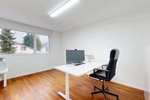 bureau avec télévision, lumière naturelle, natural light, espace bureau, et sol en finition bois
