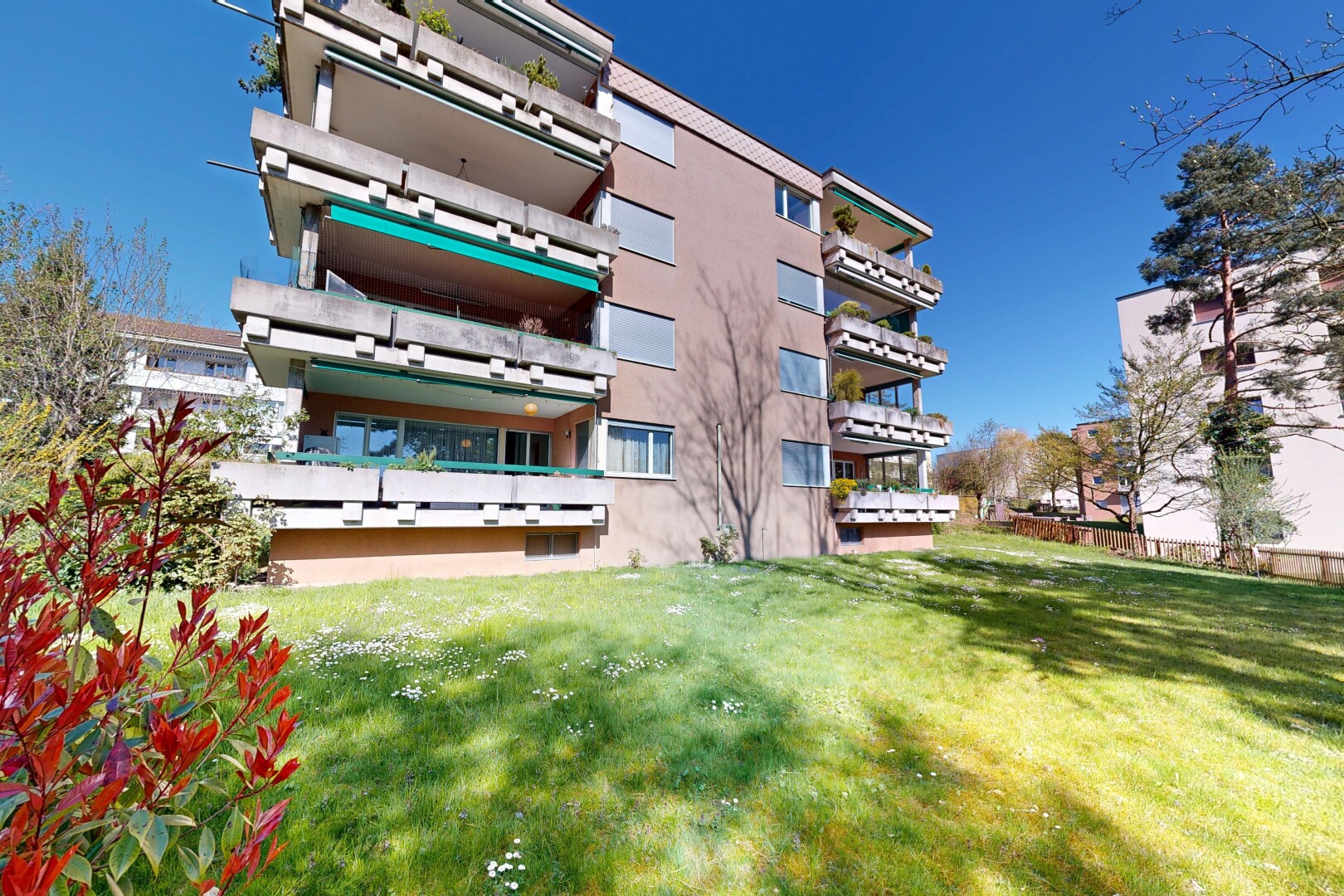 außenansicht mit apartment complex view, blick auf wohnanlage, from community, und day time