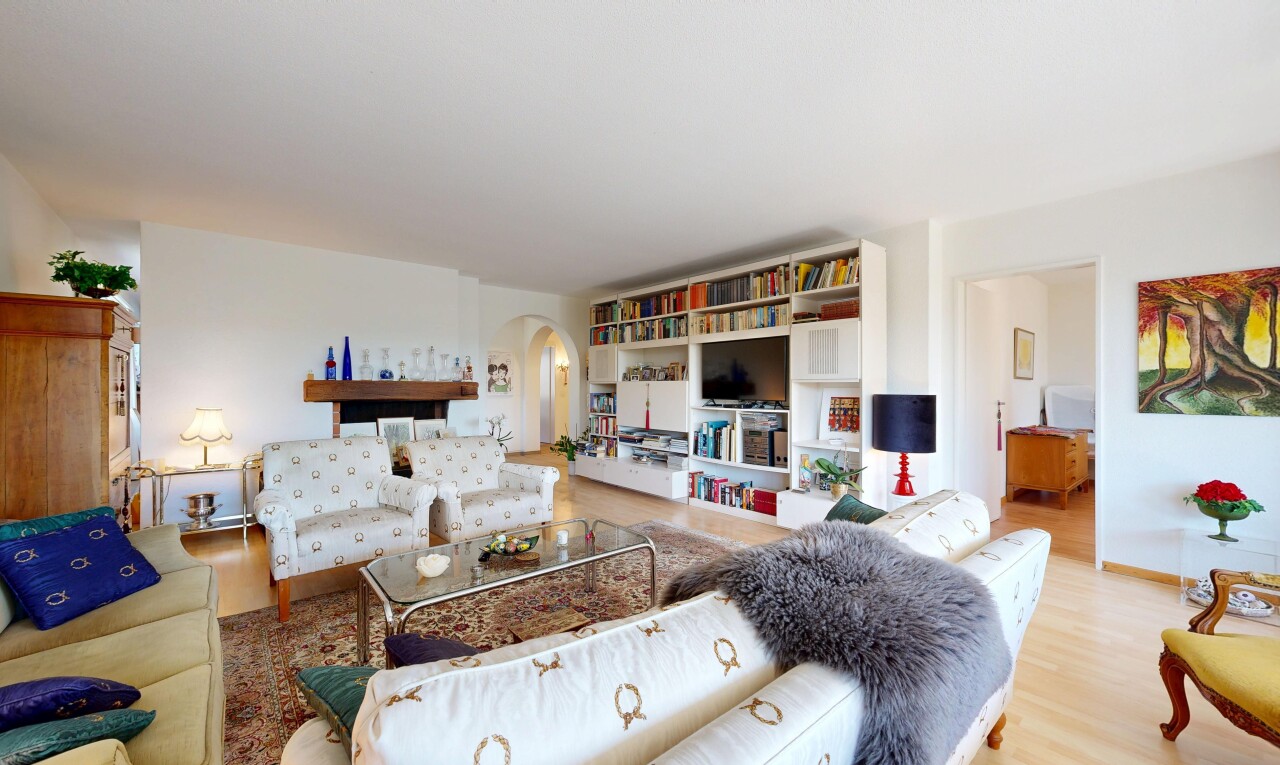 wohnzimmer mit inside property, drywall, gipskartonwand, wood finish floor, und holzfußboden