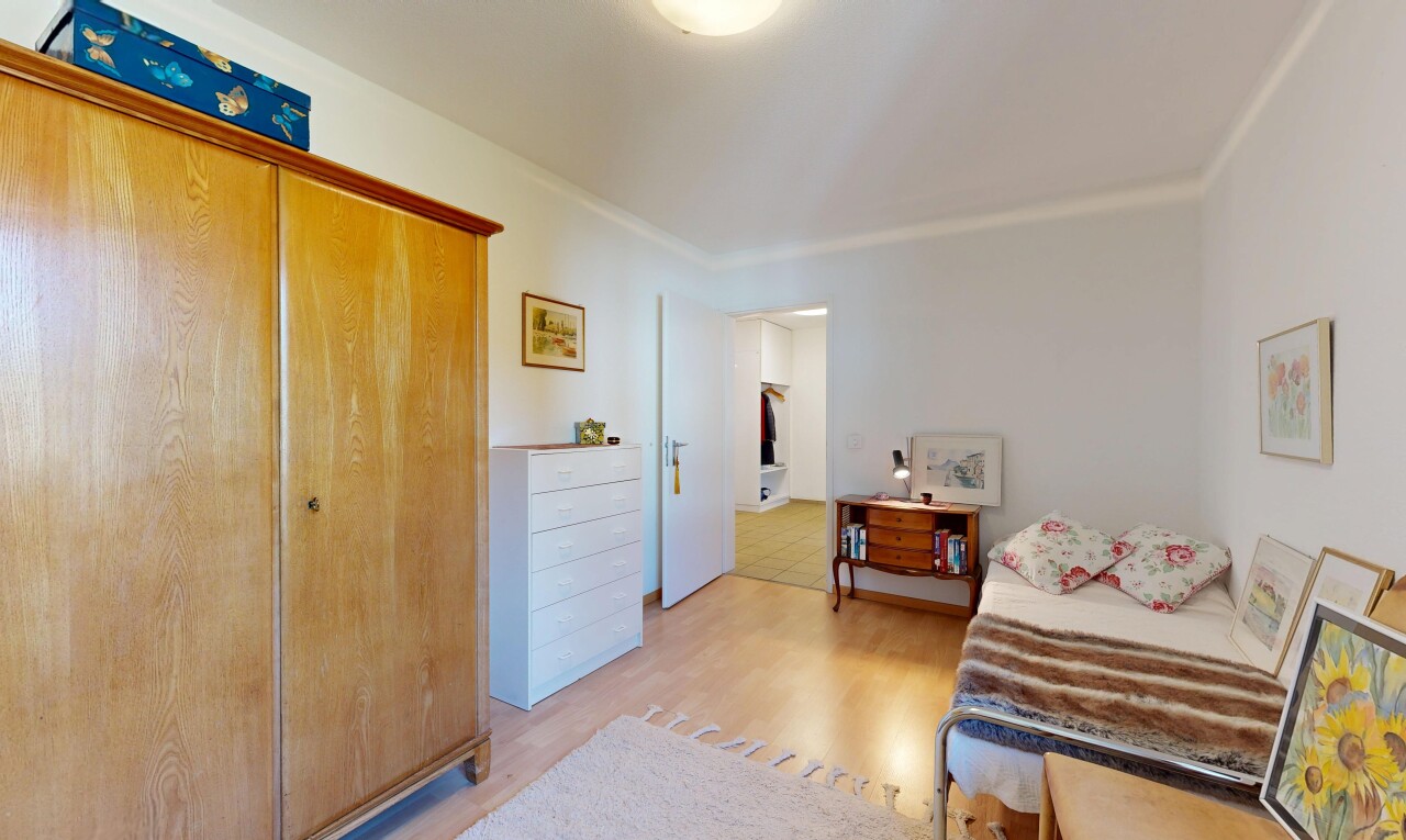 zimmer / schlafzimmer mit inside property, holzfußboden, wood finish floor, gipskartonwand, und drywall
