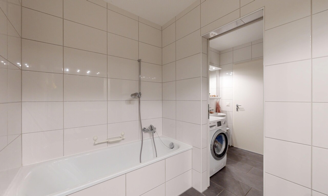 bad mit komplettes badezimmer, tumbler, dark floor, fliesenwand, und tile wall