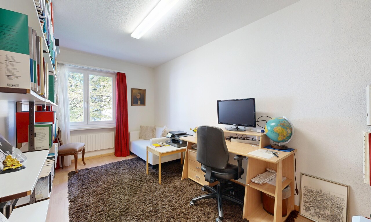 büro mit bürobereich, fernseher, natural light, natürliches licht, und inside property
