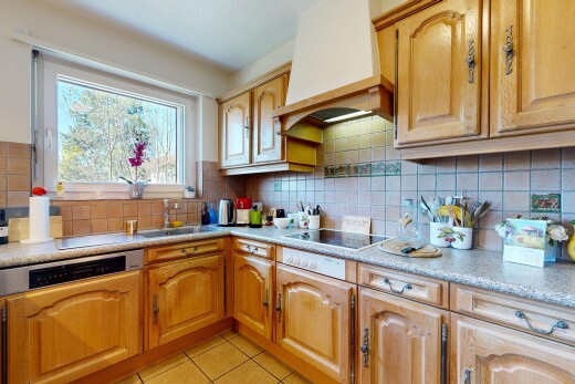 cuisine avec arched cabinets, armoires en arc, lave-vaisselle, raised cabinets, et armoires élevées