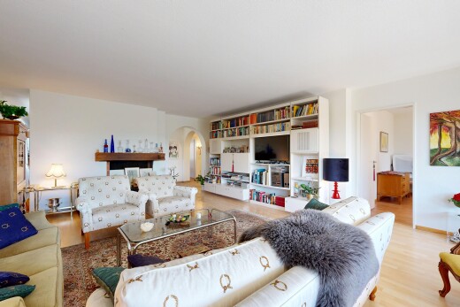 salon avec inside property, drywall, cloison sèche, wood finish floor, et sol en finition bois