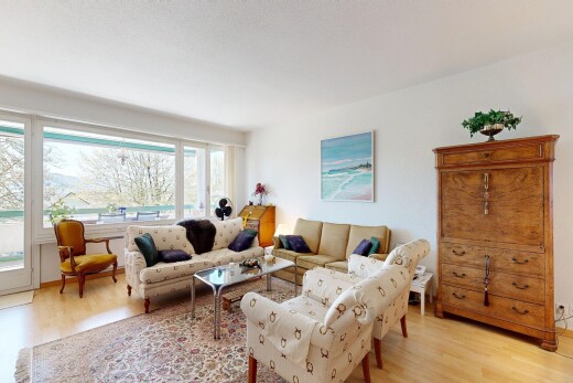 wohnzimmer mit wood finish floor, holzfußboden, natural light, natürliches licht, und inside property