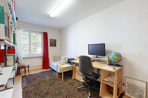 bureau avec espace bureau, télévision, natural light, lumière naturelle, et inside property