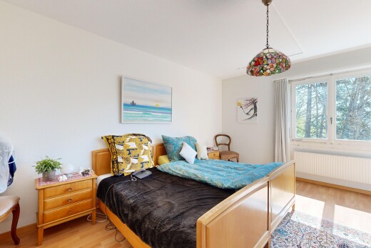 zimmer / schlafzimmer mit holzfußboden, wood finish floor, kühler, natürliches licht, und natural light