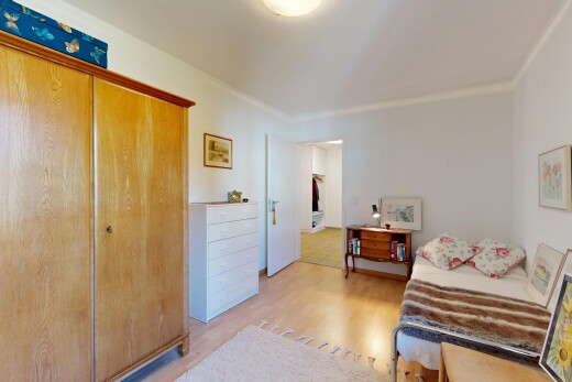 zimmer / schlafzimmer mit inside property, holzfußboden, wood finish floor, gipskartonwand, und drywall