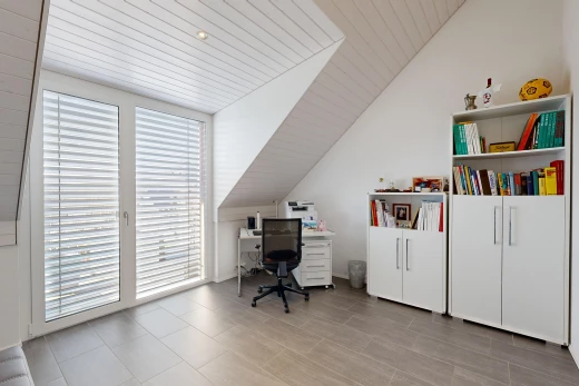 büro mit fliesenboden, natürliches licht, und dachschräge