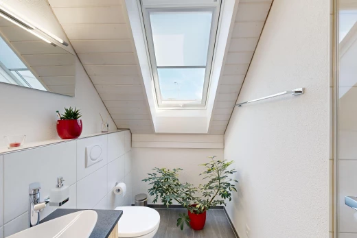 bad mit waschbecken, dachfenster, spiegel, und toilette