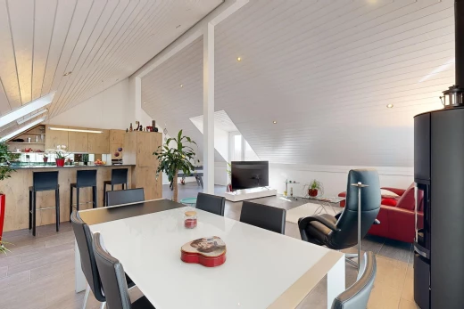 wohn- / esszimmer mit fliesenboden, hohe decke, fernsehen, und dachschräge