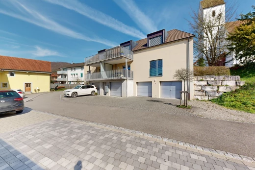 äußeresraum mit eingebaute garage und balkon