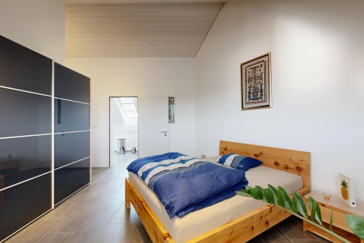 zimmer / schlafzimmer mit dachschräge und parkettboden