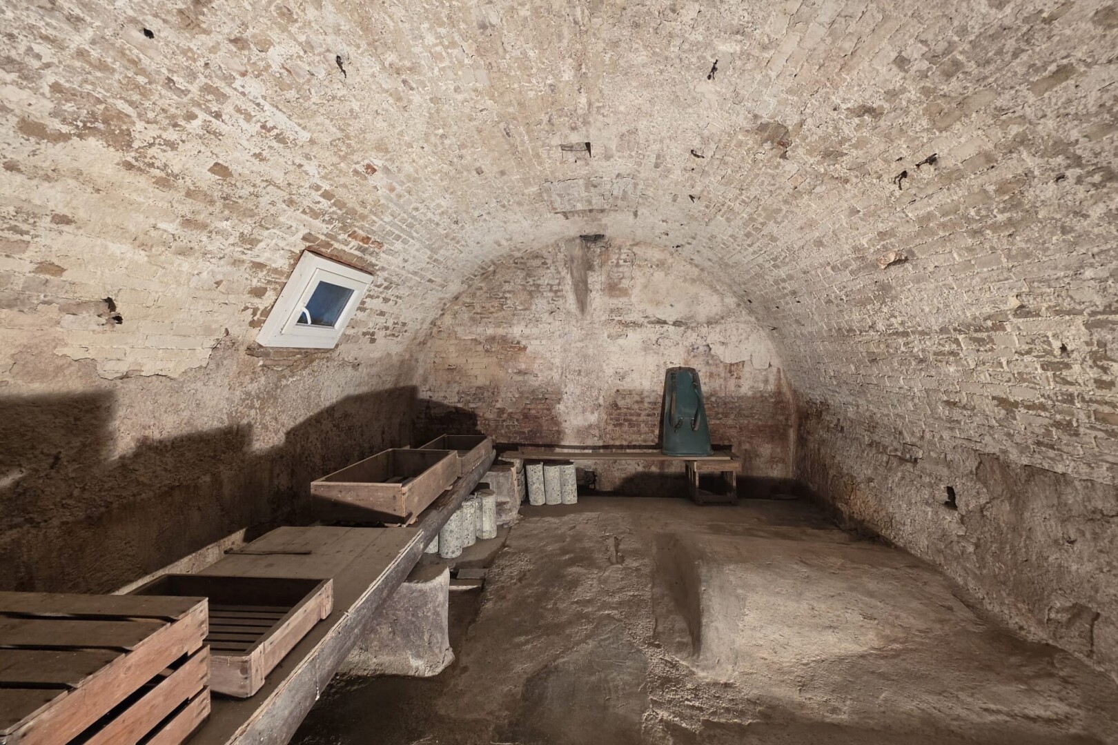 leerer raum mit tonnengewölbe, barrel ceiling, high end ceiling, dachschräge, und vaulted ceiling