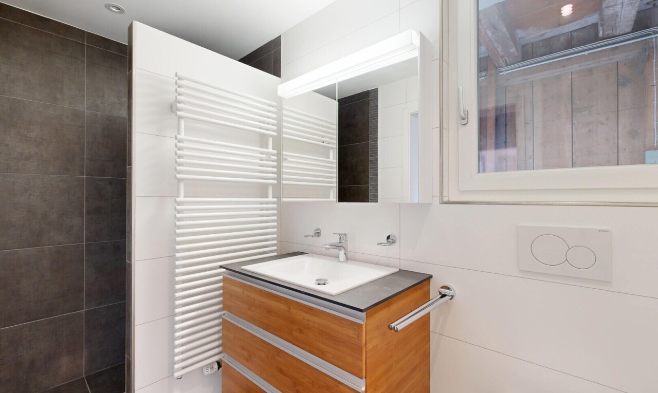 bad mit handtuchwärmer, kühler, komplettes badezimmer, dusche, und spiegel