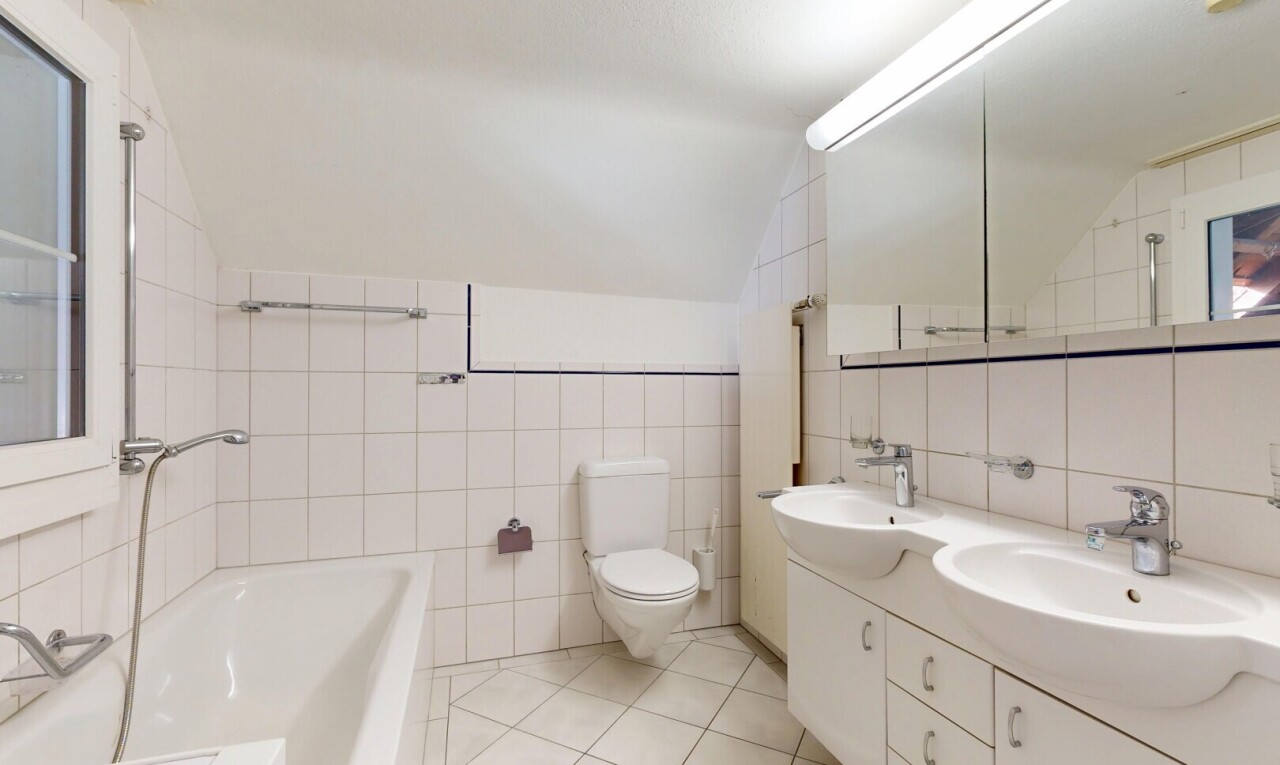 bad mit tile wall, fliesenwand, komplettes badezimmer, bad, und toilette