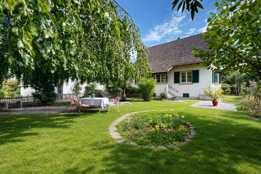 garten mit terrasse, rasen, zaun, property visible, und from property