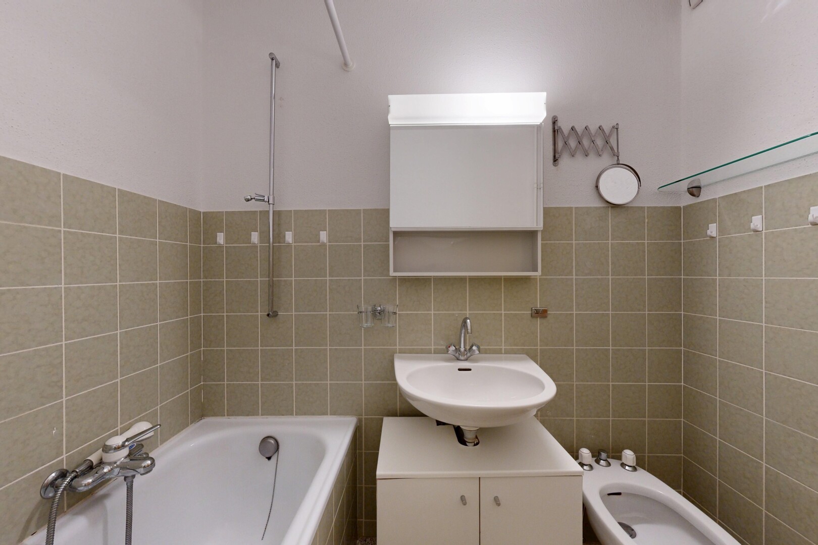 full bathroom featuring tile walls, a bidet, vanity, and tiled shower / bath