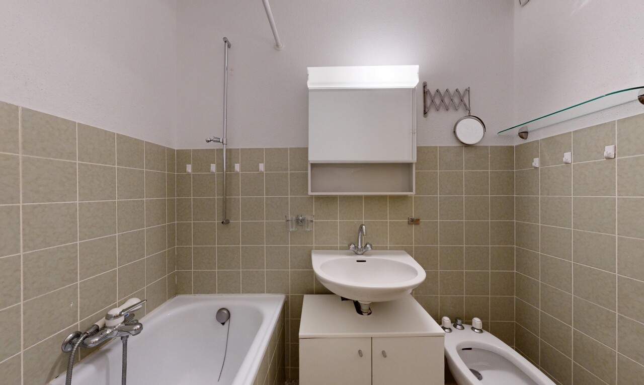 full bathroom featuring tile walls, a bidet, vanity, and tiled shower / bath