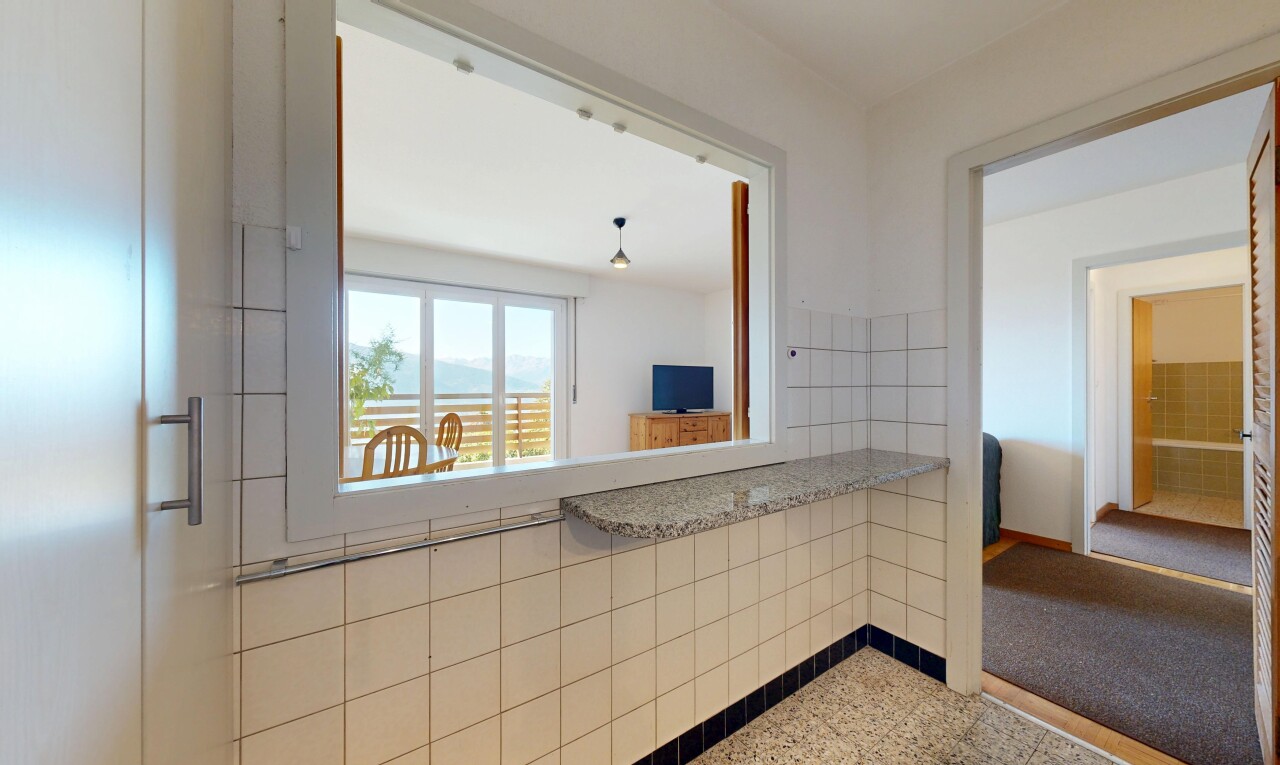 bathroom with speckled floor