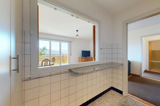 salle de bains avec lumière naturelle, natural light, sol en agrégat, aggregate floor, et télévision