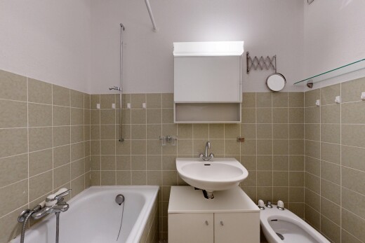 salle de bains avec mur en carrelage, tile wall, salle de bain complète, inside property, et bidet