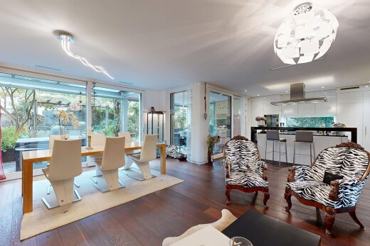 wohn- / esszimmer mit holzfußboden, wood finish floor, inside property, bodendeckenfenster, und floor ceiling windows