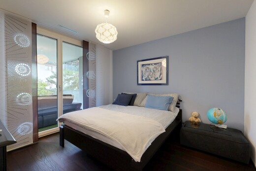 zimmer / schlafzimmer mit inside property, natural light, natürliches licht, außenzugang, und wood finish floor