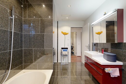 bad mit spiegel, schminktisch, komplettes badezimmer, bad, und granite tile