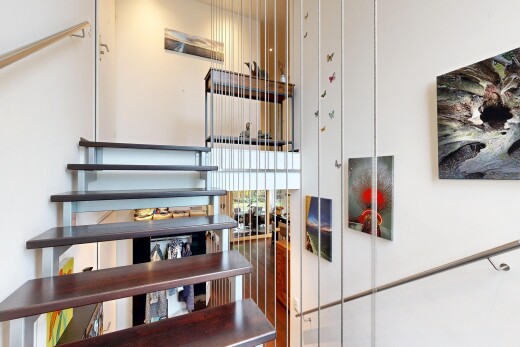 treppe mit inside property, gipskartonwand, drywall, natürliches licht, und natural light