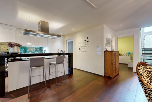 küche mit dunstabzugshaube, wood finish floor, holzfußboden, inside property, und natural light