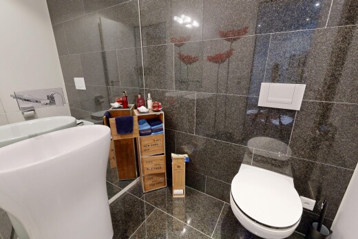 bad mit fliesenwand, tile wall, toilette, inside property, und granitboden