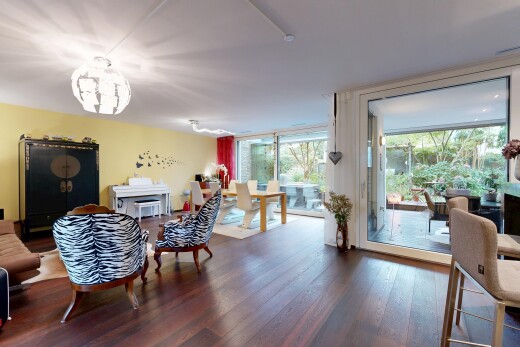 wohn- / esszimmer mit holzfußboden, wood finish floor, inside property, natürliches licht, und natural light